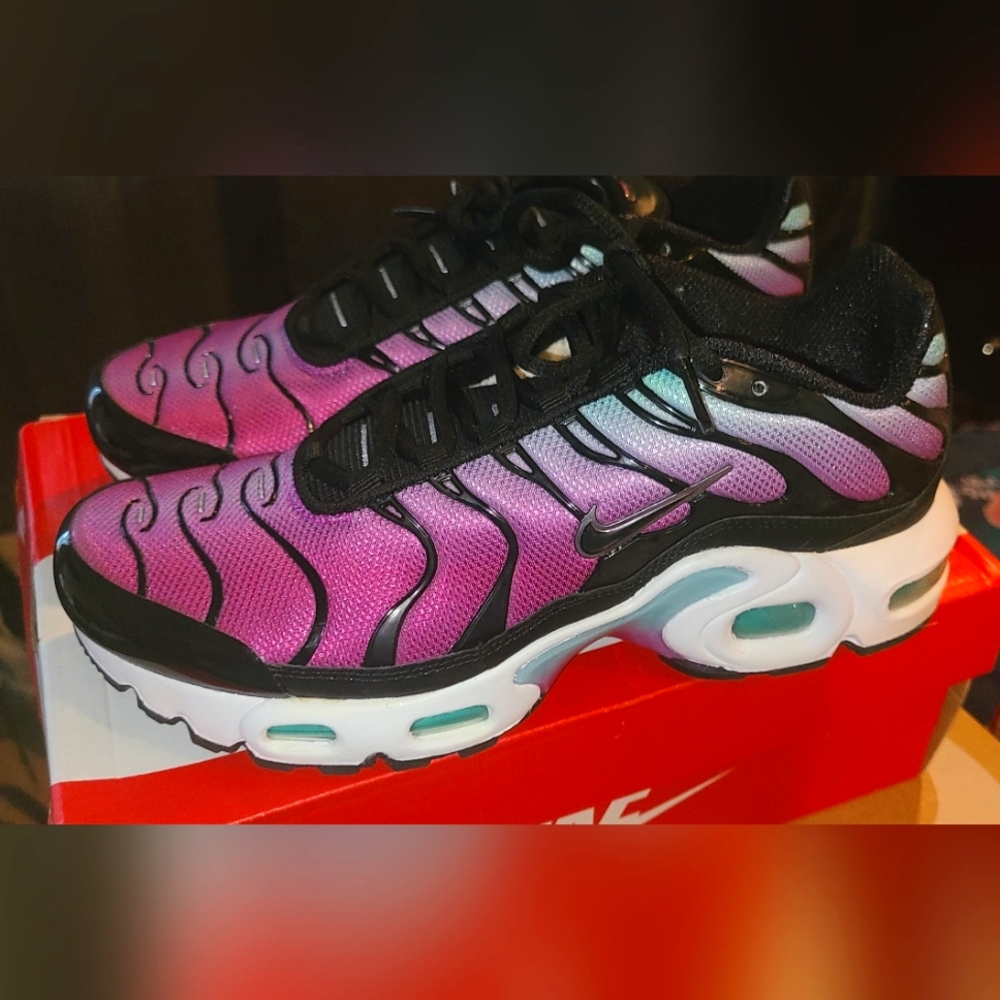 Nike Air Max Plus, Boys' Gr. School 6, green/blk/violet